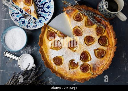 Tarte aux figues au mascarpone fraîchement cuite Banque D'Images