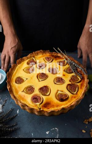 Tarte aux figues au mascarpone fraîchement cuite Banque D'Images