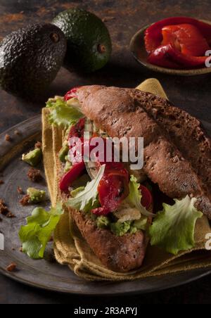 Rouleaux de légumes à la crème d'avocat, légumes grillés, laitue et Chili Banque D'Images