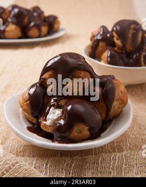 Profiteroles avec glaçage au chocolat Banque D'Images