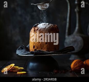 Panettone avec du sucre glace qui est dépoussiéré dessus Banque D'Images