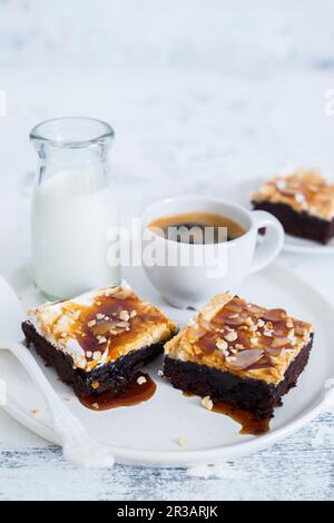 Brownies au café expresso avec sauce caramel Banque D'Images