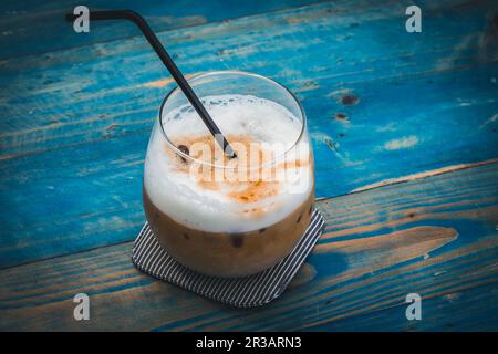 Latte glacé sur une table en bois bleu Banque D'Images