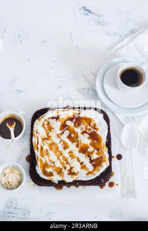 Gâteau au café avec crème fouettée et sauce caramel Banque D'Images