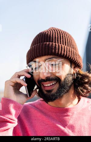 homme élégant souriant heureux de parler sur smartphone Banque D'Images