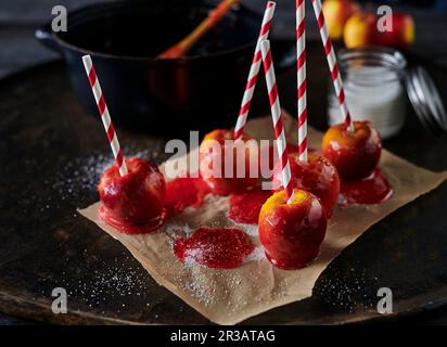 Pommes de bonbons sur papier de cuisson Banque D'Images