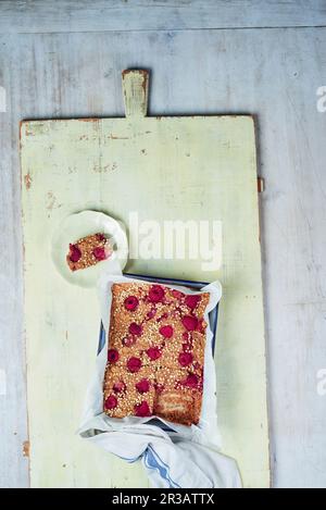 Pudding aux framboises et aux flocons d'avoine cuits Banque D'Images