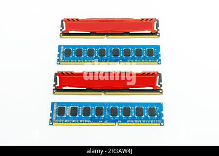 Quelques modules de mémoire ram DDR3 et DDR4 avec dissipateur thermique combinés sur une surface blanche Banque D'Images