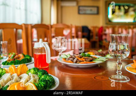 Un restaurant chinois propose des plats asiatiques sur une table en bois Banque D'Images