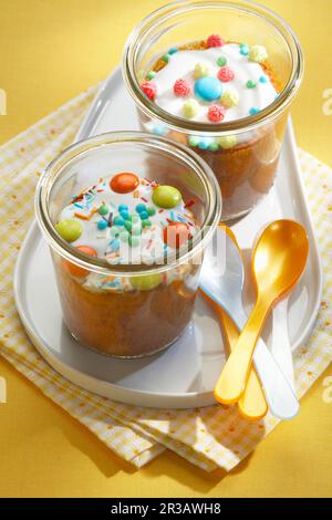 Gâteau à l'ananas et aux amandes avec bonbons dans des verres Banque D'Images