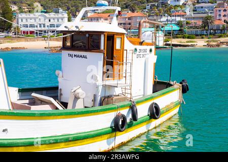 Petits bateaux de pêche dans le port de Kalk Bay Banque D'Images