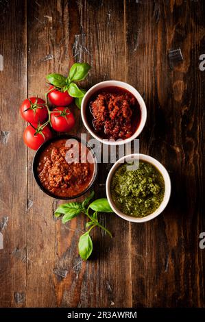 Sauces italiennes - pesto, sauce tomate, sauce bolognaise Banque D'Images