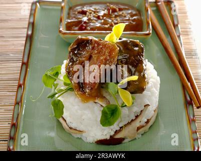 Côte courte braisée avec riz et shiitake Banque D'Images