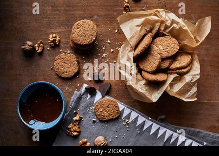 Biscuits aux noix et chocolat fondu dans un bol Banque D'Images