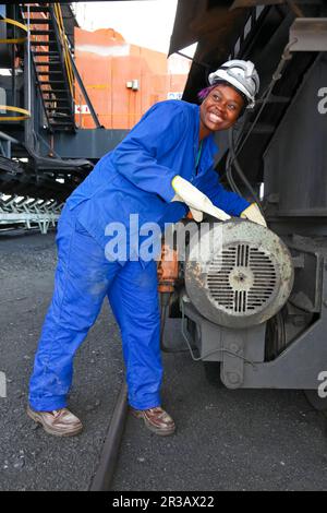 Femme technicien vérifiant l'équipement à la centrale électrique à charbon Banque D'Images