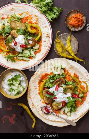 Kofte végétarien, tortilla, harissa, yaourt au concombre et à la coriandre, poivrons verts chauds Banque D'Images