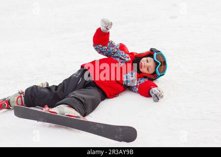 Petit garçon mignon avec skis et une tenue de ski. Un petit skieur dans la station de ski. Vacances d'hiver. Ski Banque D'Images