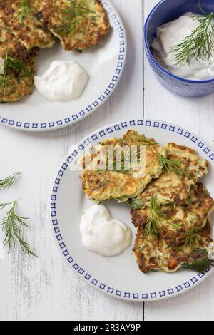 Beignets de courgettes, yaourt et aneth Banque D'Images