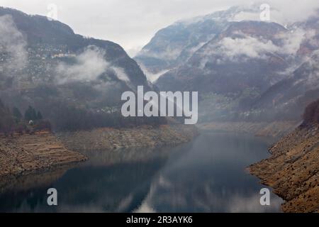 Vue panoramique sur la rivière Verzasca dans les Alpes suisses, Suisse Banque D'Images