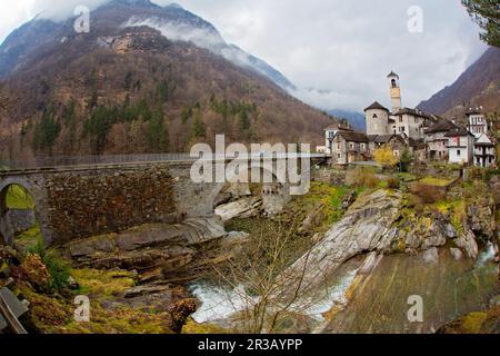 Village de Lastezzo dans la Valle Verzasca, Alpes suisses, Suisse Banque D'Images