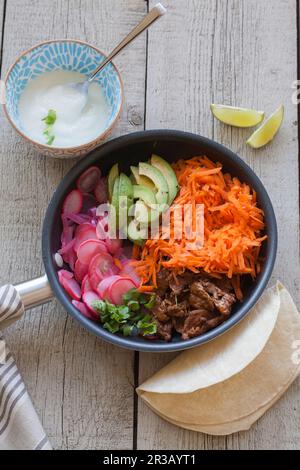 Ingrédients de Taco : carottes, avocat, bœuf, tortillas, chaux, crème aigre Banque D'Images