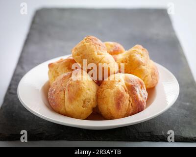 Profiteroles fraîchement cuites sur une assiette Banque D'Images