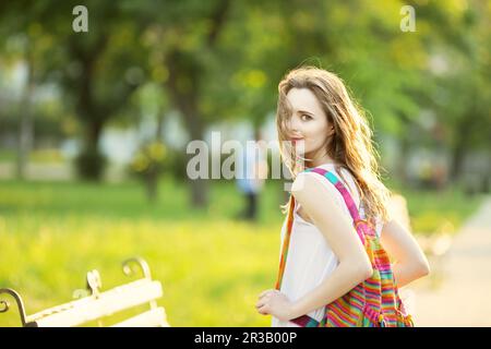 Portrait d'une jolie fille urbaine avec sac à dos dans la rue. Bonne femme souriante. Blond tendance g Banque D'Images