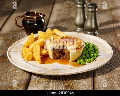 Steak Pie, chips et petits pois Banque D'Images