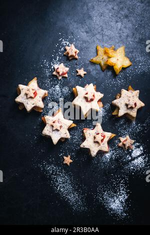 Biscuits aux amandes véganes remplis de fruits étoiles et de confiture Banque D'Images