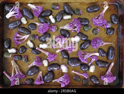 Légumes violets sur la lèchefrite Banque D'Images