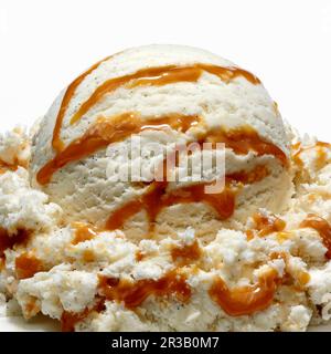 Cuillère de crème glacée au caramel aux haricots vanille Banque D'Images