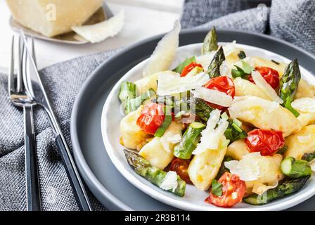 Gnocchi aux asperges, ail sauvage et tomates cerises Banque D'Images