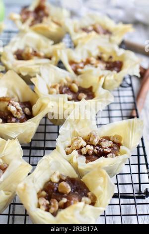 Mini-chaussons aux pommes avec refroidissement de la croûte phyllo sur un rack de boulangers Banque D'Images