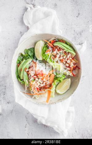 Roulés de laitue végétalienne farcis avec des nouilles de riz vermicelles, du poivron, de la carotte, de l'avocat, de la sriracha et des pinenuts Banque D'Images