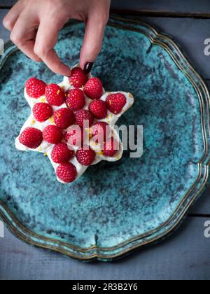 Un gâteau à la ricotta en forme d'étoile aux framboises Banque D'Images