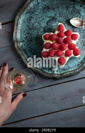 Un gâteau à la ricotta en forme d'étoile aux framboises Banque D'Images