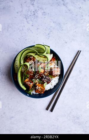 Remuez le tofu frit avec le riz Banque D'Images