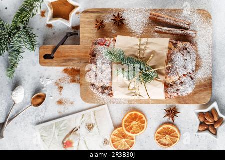 Stollen est un pain aux fruits à coque, aux épices, aux fruits secs ou confits, enrobé de sucre en poudre. C'est tr Banque D'Images