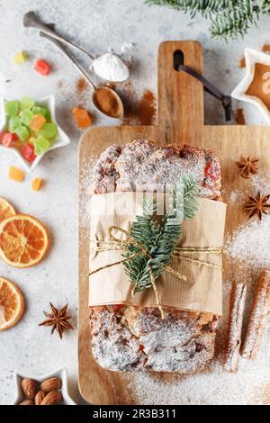 Stollen est un pain aux fruits à coque, aux épices, aux fruits secs ou confits, enrobé de sucre en poudre. C'est tr Banque D'Images