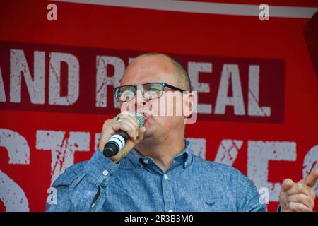 Londres, Royaume-Uni. 22nd mai 2023. Paul Nowak, secrétaire général de TUC (Congrès des syndicats), prononce un discours au cours de la manifestation. Des membres de divers syndicats se sont réunis sur la place du Parlement pour protester contre les lois anti-grève. Crédit : SOPA Images Limited/Alamy Live News Banque D'Images