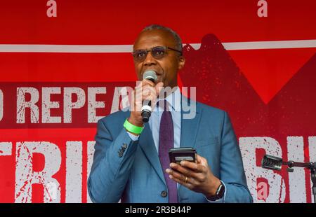 Londres, Royaume-Uni. 22nd mai 2023. Le Dr Patrick Roach, secrétaire général du syndicat des enseignants du NASUWT, prononce un discours au cours de la manifestation. Des membres de divers syndicats se sont réunis sur la place du Parlement pour protester contre les lois anti-grève. (Photo de Vuk Valcic/SOPA Images/Sipa USA) crédit: SIPA USA/Alay Live News Banque D'Images