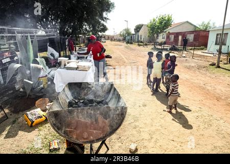 BBQ Grill sur la rue latérale dans la ville de Soweto Banque D'Images