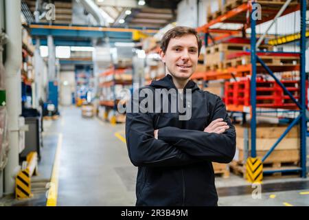 Un employé confiant dans l'usine Banque D'Images