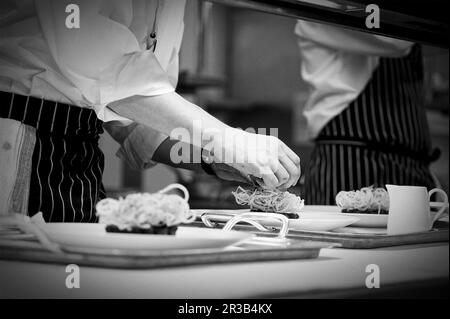 Un chef fait des nids de pâtes Banque D'Images