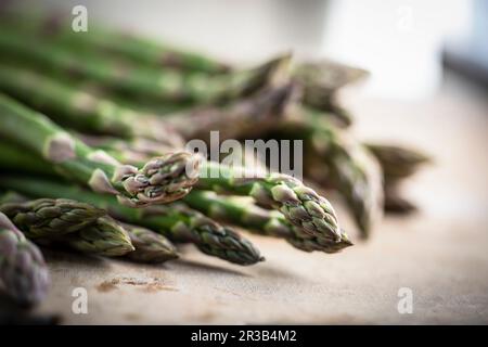 Asperges vertes fraîches (gros plan) Banque D'Images