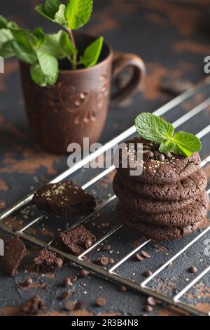 Biscuits au chocolat sur la grille de cuisson. Dark and Moody, Mystic Light photographie alimentaire. Banque D'Images