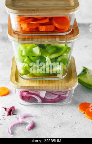 Boîtes en verre avec légumes frais crus. Préparation de repas sains - photos de préparation de recettes. Végétalien sain Banque D'Images