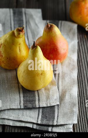 Fruits de saison. Plusieurs poires mûres juteuses savoureuses sur fond de bois. veganisme, alimentation saine et Banque D'Images