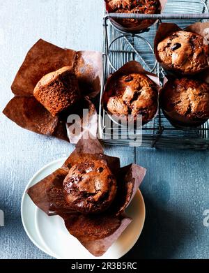 Doubles muffins au chocolat avec des chips de chocolat Banque D'Images