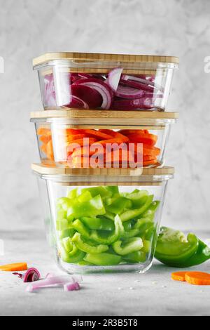 Boîtes en verre avec légumes frais crus. Préparation de repas sains - photos de préparation de recettes. Végétalien sain Banque D'Images